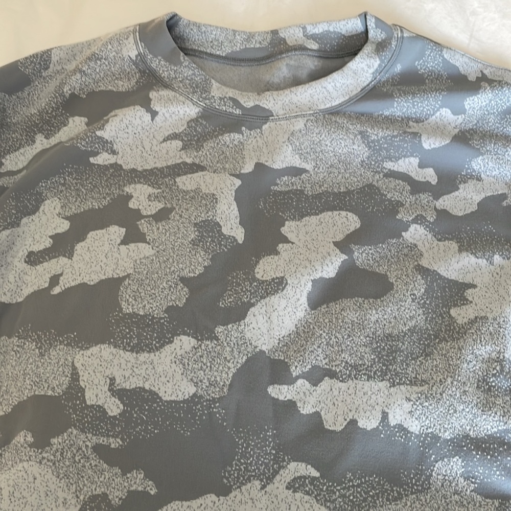 Lululemon Sweatshirt Camo with Thumbholes and Zipper Pocket! Size 12! - Picture 6 of 14